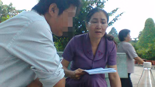 Bà Lệ thuyết phục phóng viên Tuổi Trẻ vào hội “chờ ngày tận thế” tại công viên văn hóa Phú Nhuận (ảnh chụp chiều 11-10) - Ảnh: H.L.