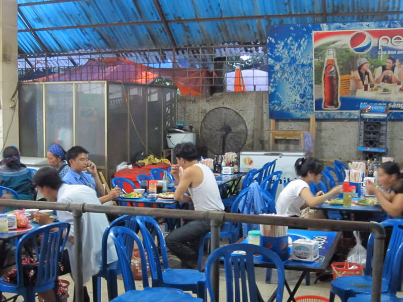 Những quá cơm cũng là nơi nghỉ ngơi, giải quyết cơn đói tạm thời