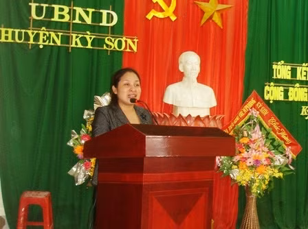 Phó chủ tịch Cụt Thị Nguyệt phát biểu tại một hội nghị 