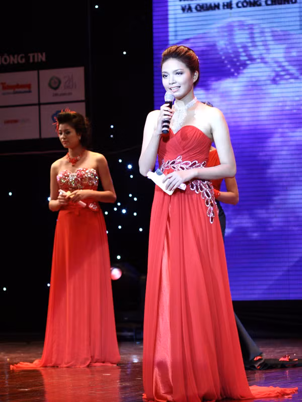 Thùy Dương trong phần thi ứng xử