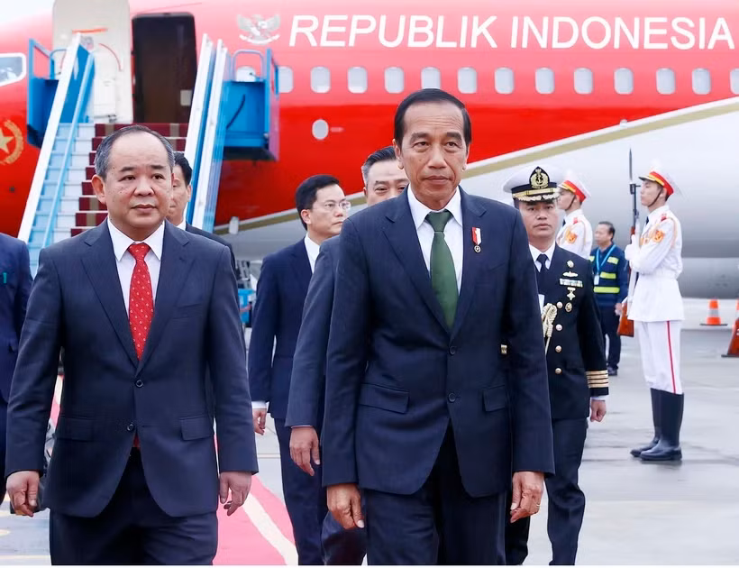 Lễ đón Tổng thống Indonesia Joko Widodo tại Sân bay Quốc tế Nội Bài. (Ảnh: An Đăng/TTXVN).