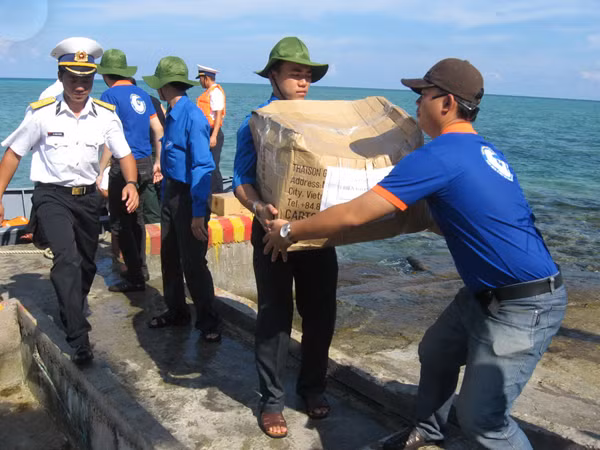 Giới trẻ với các hoạt động tình nguyện vì biển đảo. Ảnh: Trọng Phú