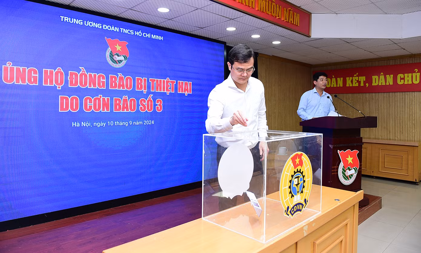 Anh Bùi Quang Huy quyên góp tại chương trình. Ảnh: Xuân Tùng.