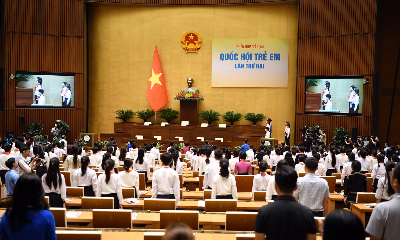 Các đại biểu phiên họp giả định "Quốc hội trẻ em" lần thứ II năm 2024 thực hiện nghi lễ chào cờ.