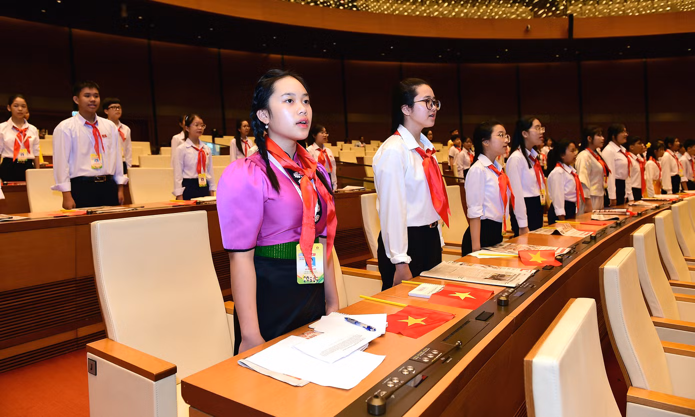 Đại biểu trẻ em thực hiện nghi lễ chào cờ.