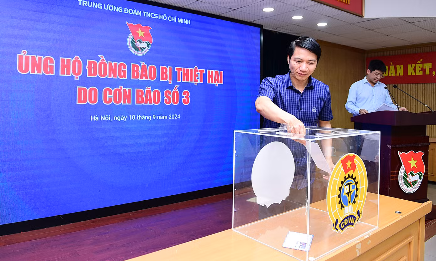 Anh Nguyễn Ngọc Lương, chị Nguyễn Phạm Duy Trang và anh Nguyễn Minh Triết quyên góp tại chương trình. Ảnh: Xuân Tùng