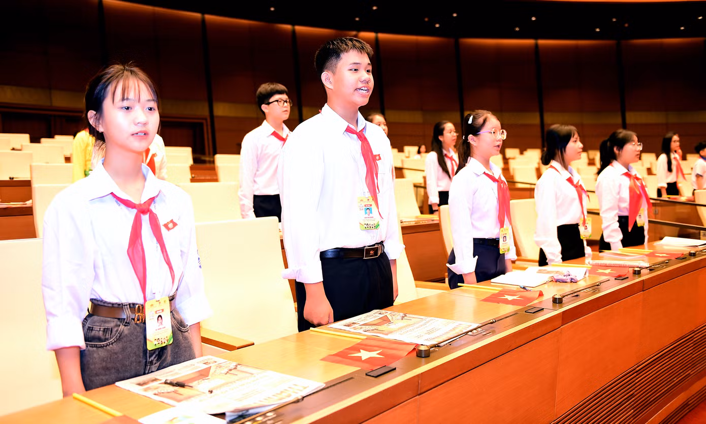 Đại biểu trẻ em thực hiện nghi lễ chào cờ.
