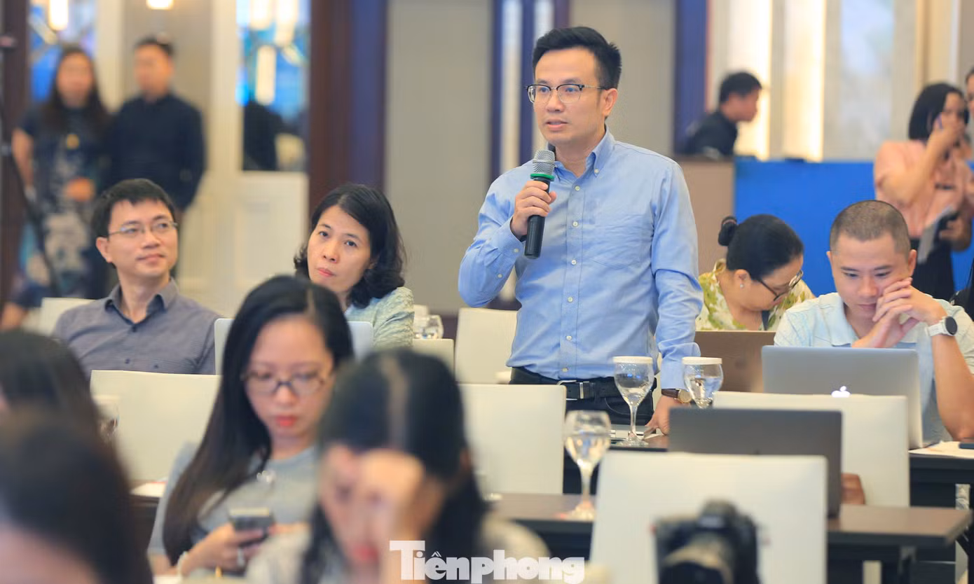 Các phóng viên, nhà báo đặt câu hỏi tới ban tổ chức. Ảnh: Dương Triều