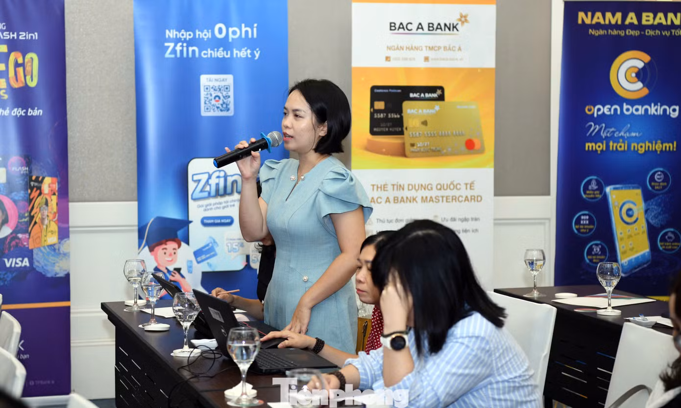Các phóng viên, nhà báo đặt câu hỏi tới ban tổ chức. Ảnh: Dương Triều