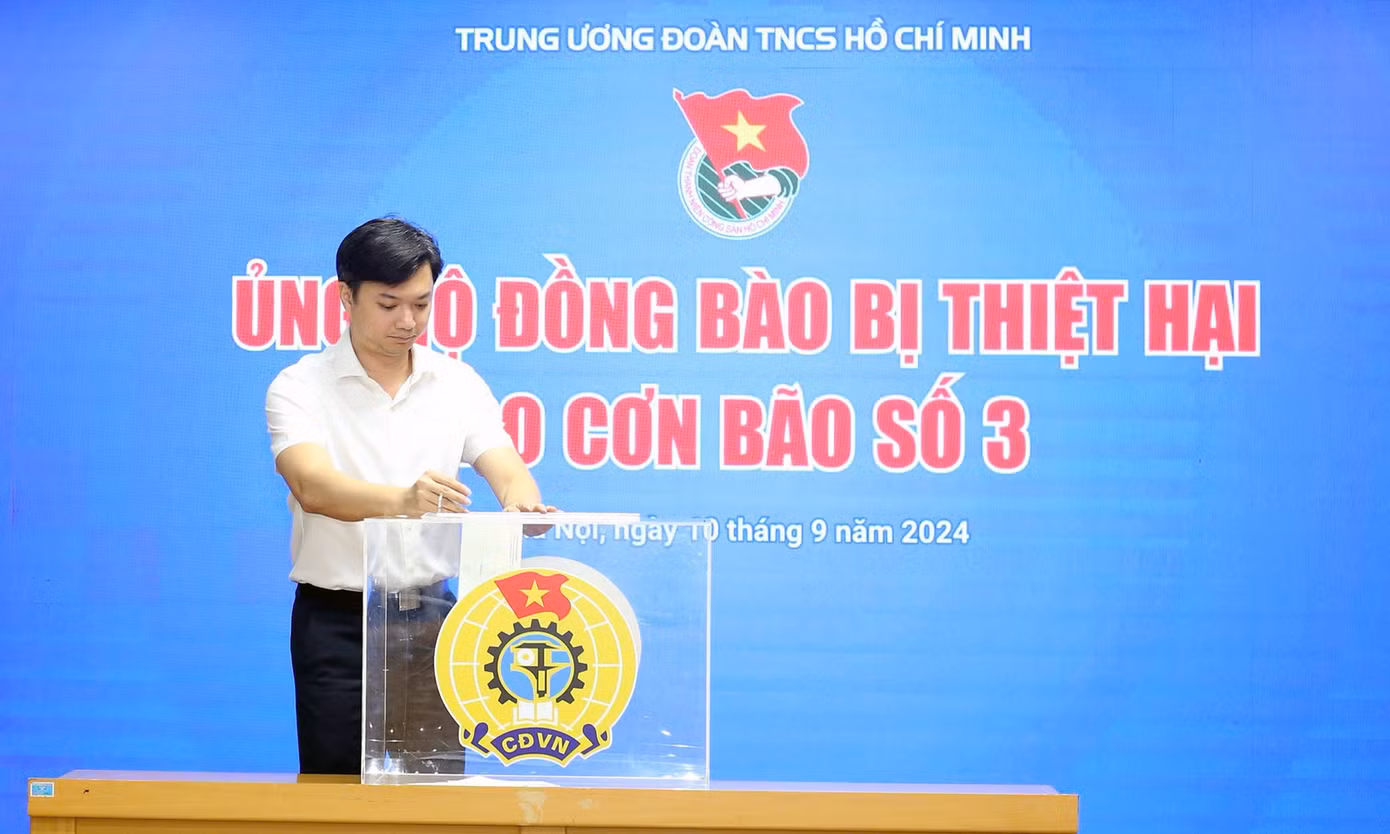 Anh Nguyễn Ngọc Lương, chị Nguyễn Phạm Duy Trang và anh Nguyễn Minh Triết quyên góp tại chương trình. Ảnh: Xuân Tùng