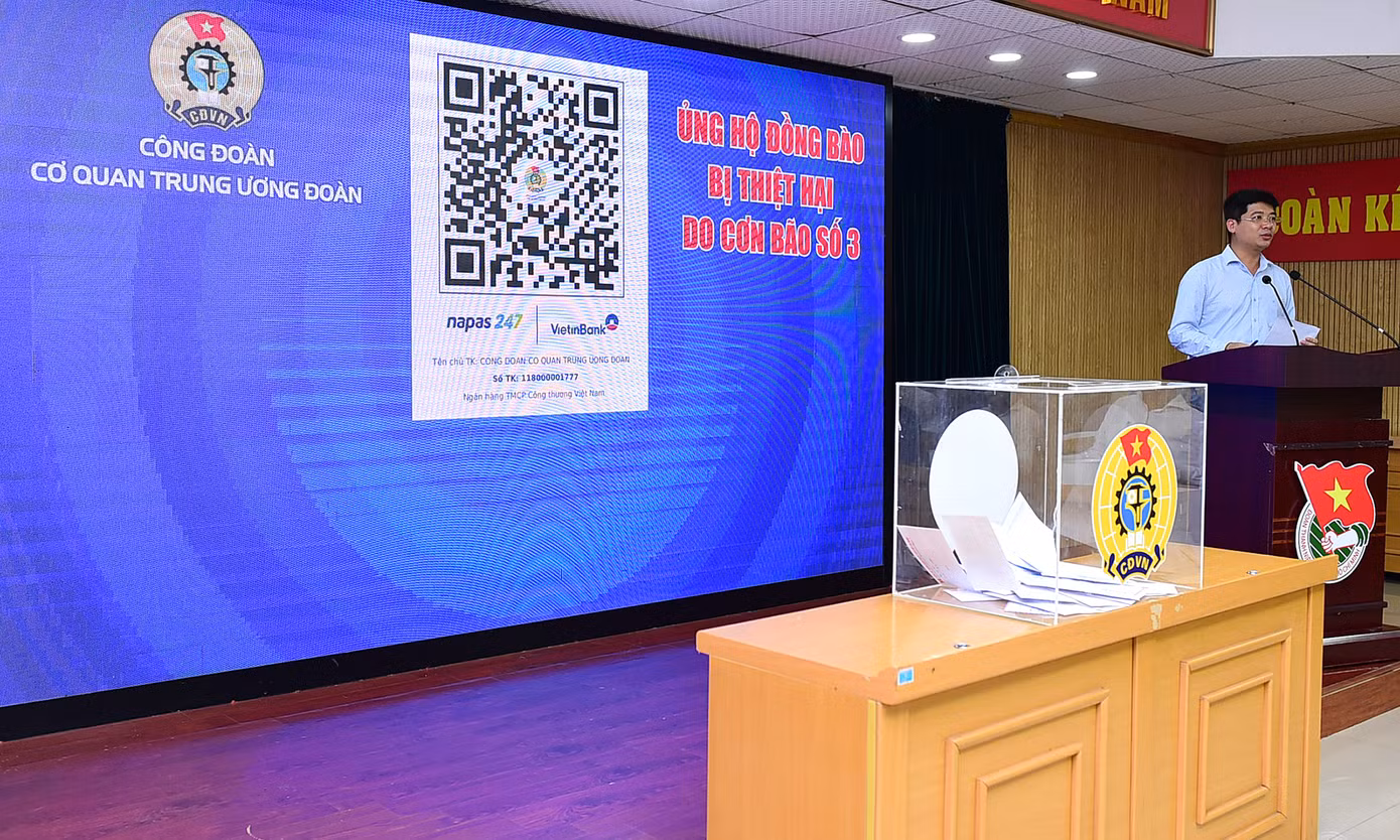 Cán bộ, công chức, viên chức và người lao động các bạn, đơn vị cơ quan T.Ư Đoàn quyên góp tại chương trình. Ảnh: Xuân Tùng