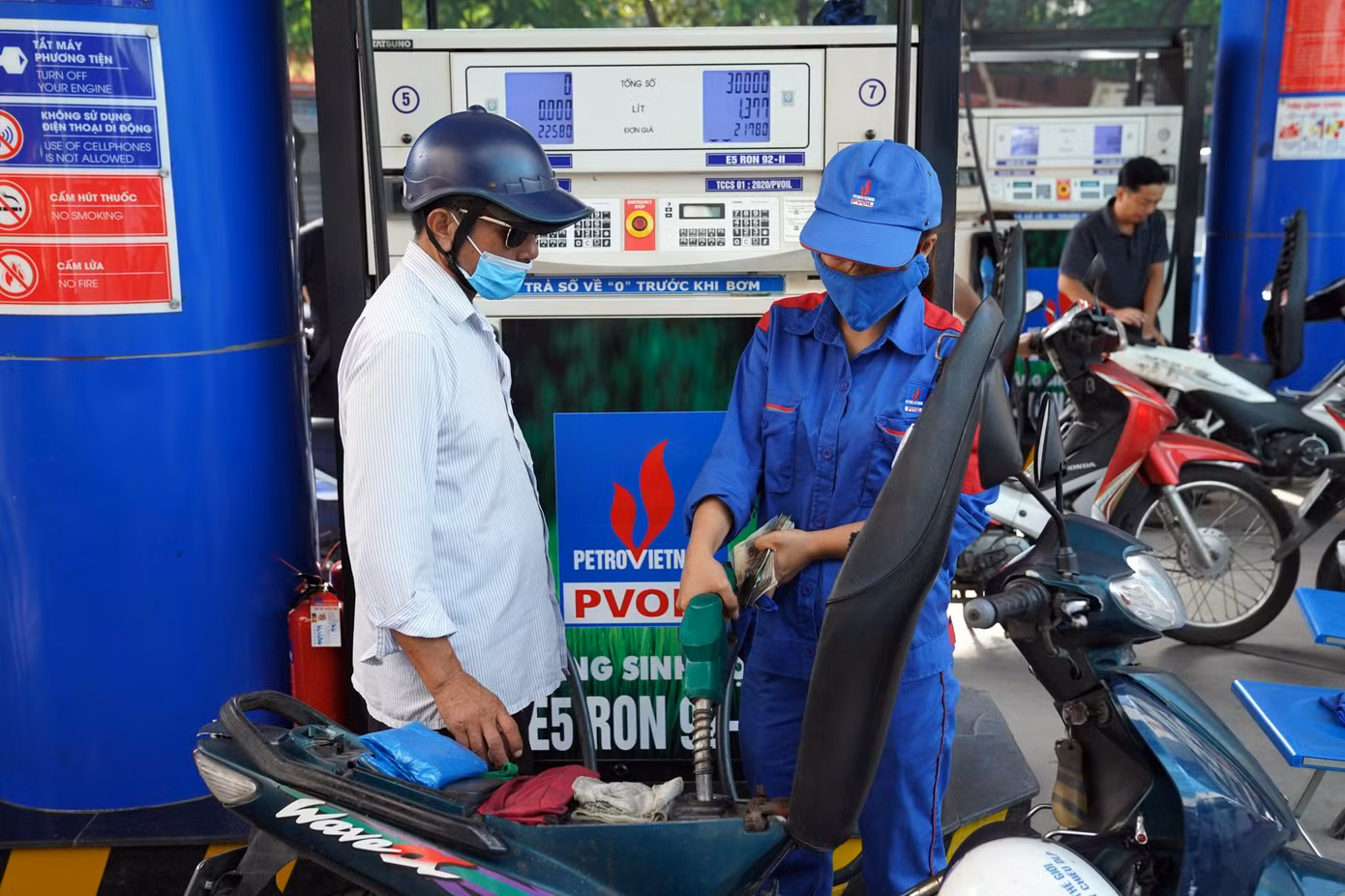 Giá xăng dầu dự báo giảm trong kỳ điều hành ngày mai (13/2)