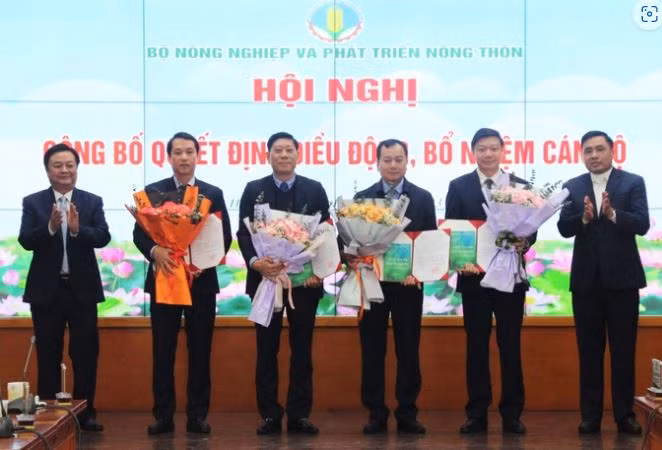 Bộ NN-PTNT công bố quyết định điều động, bổ nhiệm các chức danh Cục trưởng, Phó Cục trưởng, Vụ trưởng, Phó Vụ trưởng, Giám đốc Trung tâm, Phó Giám đốc Trung tâm các đơn vị trực thuộc Bộ. Ảnh: Trung Quân.