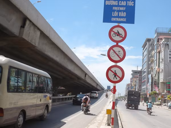 Có biển cấm nhưng xe máy từ nút Thanh Xuân vẫn đi lên ĐTC. Ảnh: Anh Trọng