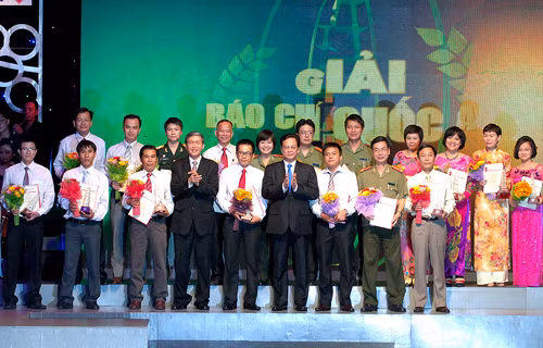 Thủ tướng Nguyễn Tấn Dũng; Đồng chí Đinh Thế Huynh, Ủy viên Bộ Chính trị, Bí thư Trung ương Đảng, Trưởng Ban Tuyên giáo Trung ương chúc mừng các tác giải đoạt giải A 