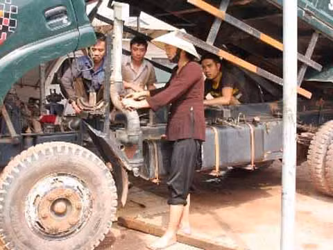 Bà Thủy lúc nào cũng chỉ đi chân đất bất kể xuân, hạ, thu, đông
