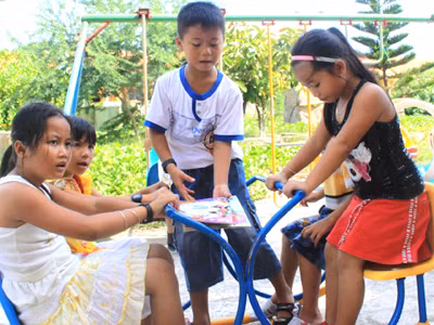 Trẻ em trên đảo ít bệnh tật do không khí hài hòa và sự chăm sóc y tế tốt của các bệnh xá. Ảnh: Nguyễn Huy