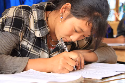 Sùng Thị Rùa, 19 tuổi, đi học lớp xóa mù chữ. Rùa cho biết, nhà nghèo quá nên không đi học. Dưới Rùa còn có em trai học hết lớp 5 thì nghỉ, em gái út thì không đi học. Rùa mới lấy chồng. Chồng Rùa cũng chỉ học hết lớp 9