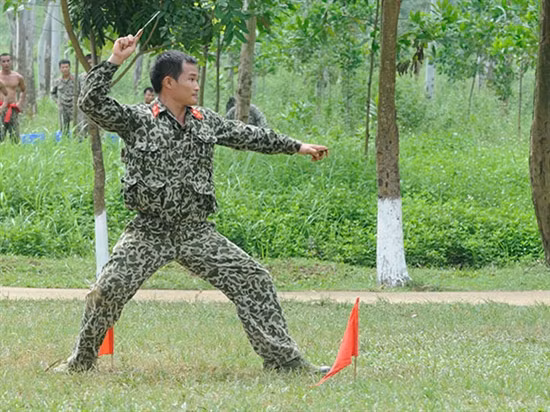 Sử dụng thành thạo phi tiêu, dao găm để hạ gục đối thủ 