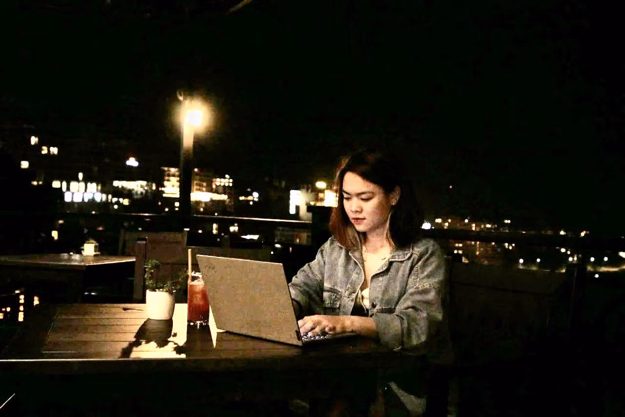 Thanh Hằng dễ dàng làm việc từ xa dịp Tết bằng hình thức trực tuyến. Thanh Hằng dễ dàng làm việc từ xa dịp Tết bằng hình thức trực tuyến.
