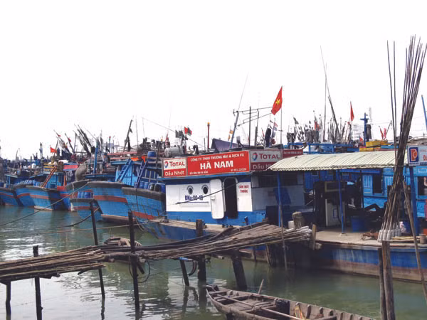 Đại lý xăng dầu Hà Nam trên sông Hàn phục vụ tàu thuyền miền Trung
