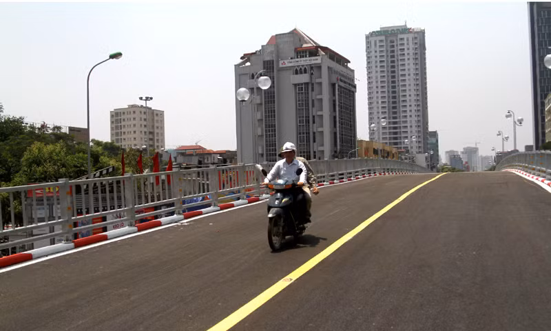 Những vòng xe chạy thử trên cầu vượt ở ngã tư Láng Hạ - Thái Hà