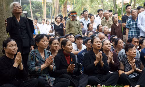 Chắp tay vái vọng Đại tướng từ bên ngoài qua màn hình lớn