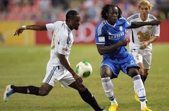 Lukaku (xanh) được mệnh danh là Drogba mới của Chelsea. Lukaku được mệnh danh là Drogbe mới của Chelsea
