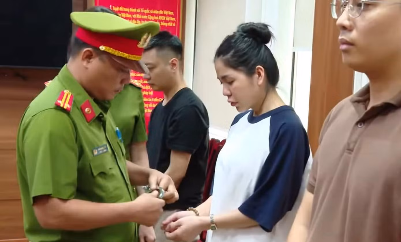 Hằng Du Mục, Quang Linh Vlogs nghe công an đọc lệnh khởi tố, bắt tạm giam. (Nguồn: Thời sự VTV) Hằng Du Mục, Quang Linh Vlogs nghe công an đọc lệnh khởi tố, bắt tạm giam. (Nguồn: Thời sự VTV)