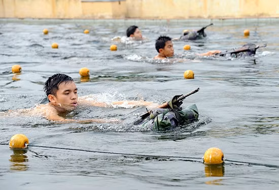 Học viên Tiểu đoàn 2 luyện tập bơi ứng dụng 