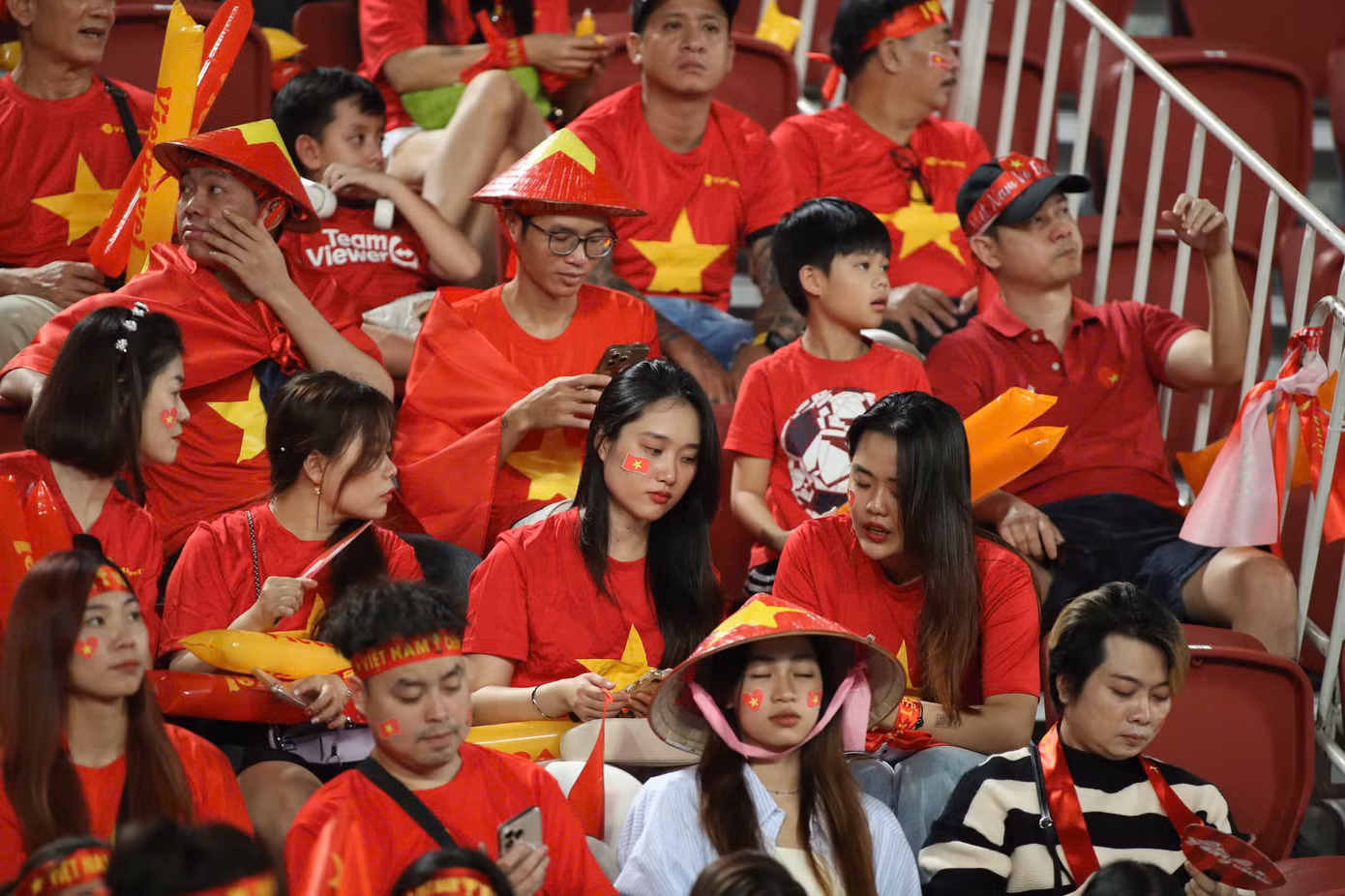 Người hâm mộ Việt Nam nhuộm đỏ khán đài Rajamangala ở chung kết lượt về ASEAN Cup 2024.