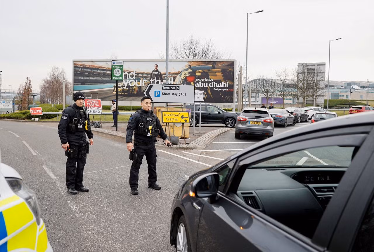 Cảnh sát hướng dẫn giao thông bên ngoài nhà ga số 5 tại sân bay Heathrow sau sự cố mất điện khiến sân bay đóng cửa. Ảnh: Reuters.