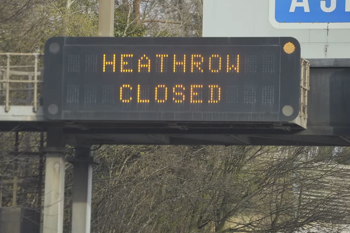 Một biển báo trên đường cao tốc hiển thị sân bay Heathrow đóng cửa. Ảnh: AP
