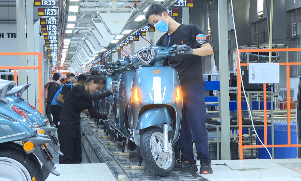 Nhiều công ty quốc tế đang xúc tiến đầu tư vào sản xuất xe máy điện tại Việt Nam để khai thác nhu cầu ngày càng tăng về xe điện. Ảnh: BBG. Nhiều công ty quốc tế đang xúc tiến đầu tư vào sản xuất xe máy điện tại Việt Nam để khai thác nhu cầu ngày càng tăng về xe điện. Ảnh: BBG.