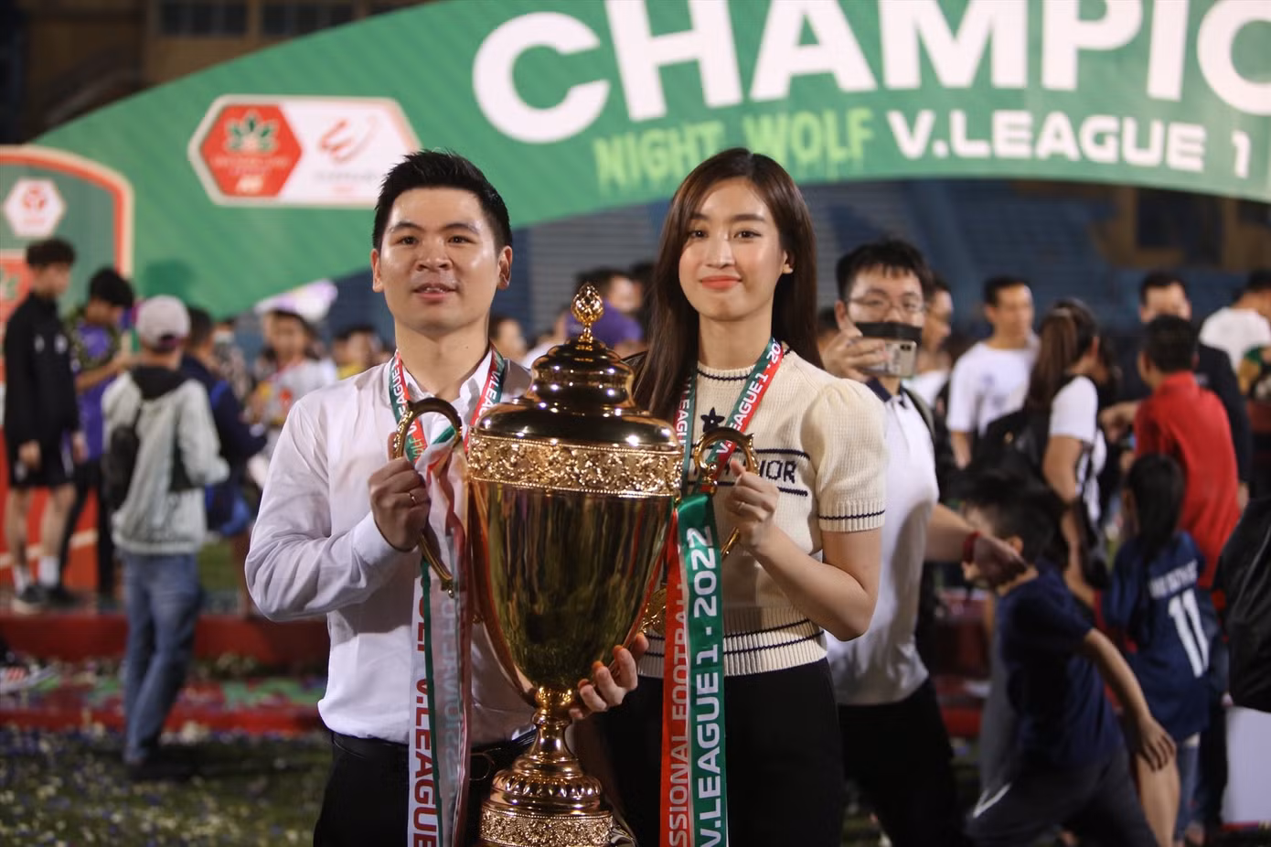 Hoa hậu Mỹ Linh chúc mừng ông xã Đỗ Vinh Quang cùng CLB Hà Nội giành cú đúp: Vô địch Quốc gia và Cúp Quốc gia. Hoa hậu Mỹ Linh chúc mừng ông xã Đỗ Vinh Quang cùng CLB Hà Nội giành cú đúp: Vô địch Quốc gia và Cúp Quốc gia.