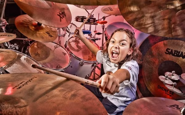 Tay chơi trống chuyên nghiệp trẻ nhất: Julian Pavone (Mỹ), sinh ngày 14-5-2004. Khi bắt đầu chơi chuyên nghiệp, cậu bé mới 5 tuổi 10 tháng, tức vào ngày 21-3-2010