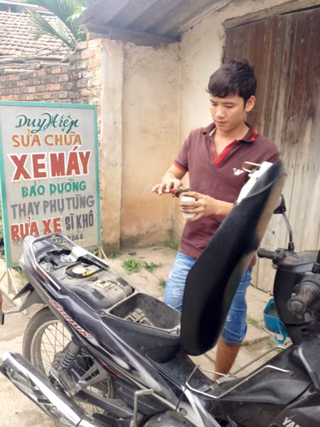 Hiệp trở lại với công việc sửa xe thường ngày