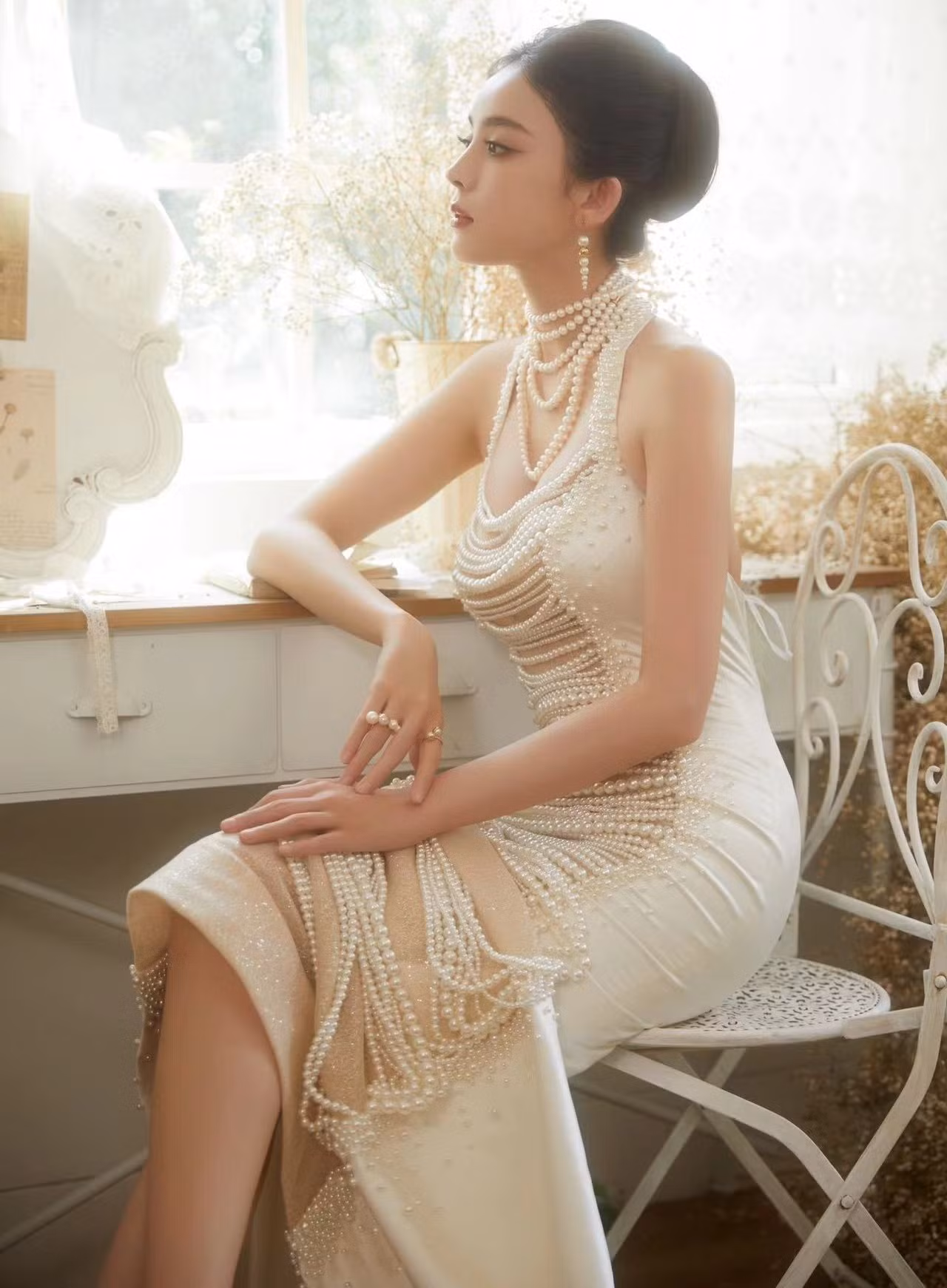 Theo Sina, Cổ Lực Na Trát có thể sẽ phát triển tốt hơn, nhưng cô vướng nhiều scandal đời tư. Tháng 8/2022, Cổ Lực Na Trát vướng vào bê bối tình ái khi hẹn hò nam diễn viên Từ Khai Sính, trong khi anh đã có bạn gái là Trương Thiên Ái. Cổ Lực Na Trát phủ nhận cô chen chân vào tình cảm của đàn chị, khẳng định bản thân cũng là nạn nhân và bị lừa tình. Dẫu vậy, Cổ Lực Na Trát vẫn bị chê là tiểu tam.