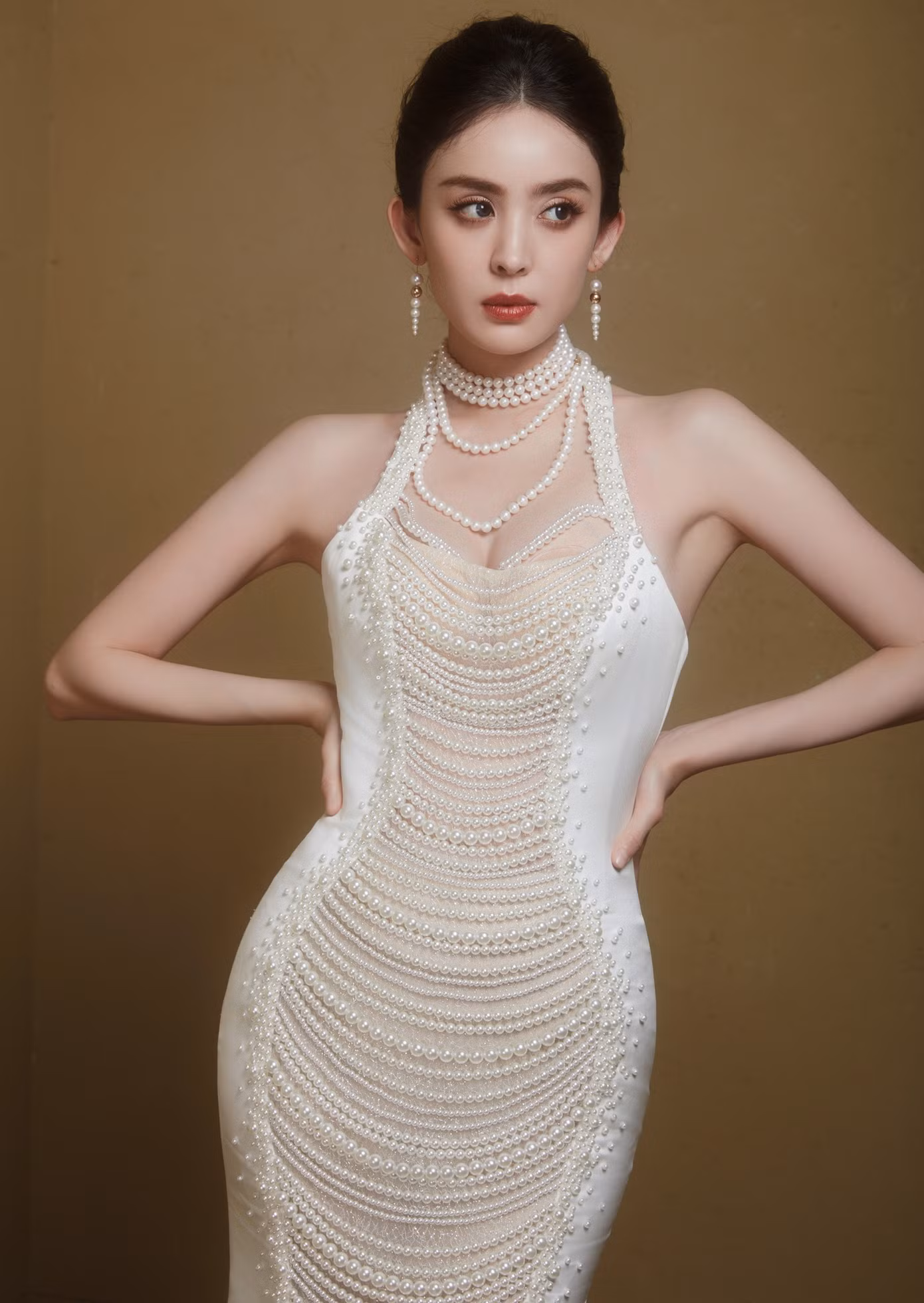 Bên cạnh đó, bộ trang phục thứ 2 của Cổ Lực Na Trát cũng nhận được lời khen ngợi với phong cách sang trọng, quý phái. Theo Sina, Cổ Lực Na Trát có lợi thế ngoại hình, Cổ Lực Na Trát nổi tiếng từ khi còn niên thiếu. Năm 15 tuổi, người đẹp giành giải "Hoa khôi của tộc Duy Ngô Nhĩ". Khi thi vào Học viện Điện ảnh Bắc Kinh, Na Trát cũng được đánh giá là "thí sinh đẹp nhất". Cô có khí chất ngôi sao ngay từ khi còn nhỏ. Hiện tại, trong giới giải trí muôn hồng nghìn tía, Cổ Lực Na Trát cũng nằm trong top các mỹ nhân đẹp nhất.