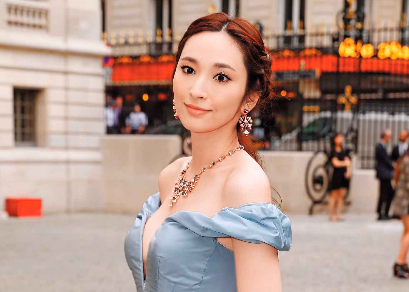 Ngô Bội Từ vỡ mộng giàu sang khi tỷ phú Kỷ Hiểu Ba vỡ nợ, bị truy nã.