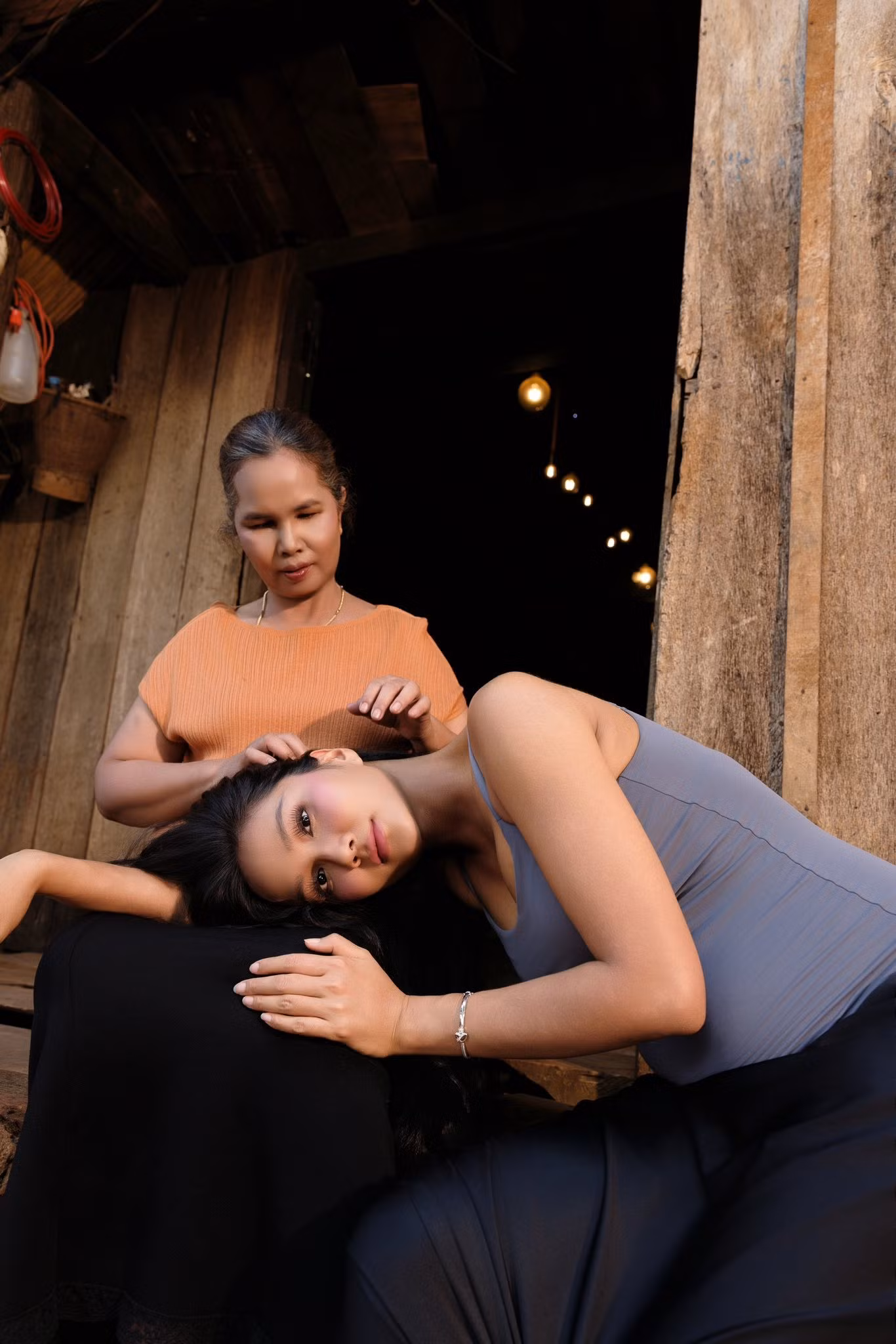 Hoa hậu H'Hen Niê khoe bụng bầu trong video quay cùng mẹ ở quê nhà Đắk Lắk. Người đẹp sinh năm 1992 trân trọng sự tiếp nối thế hệ. Theo cô, điều đọng lại giữa dòng chảy cuộc đời là tình cảm gắn bó của thành viên trong gia đình với nhau.