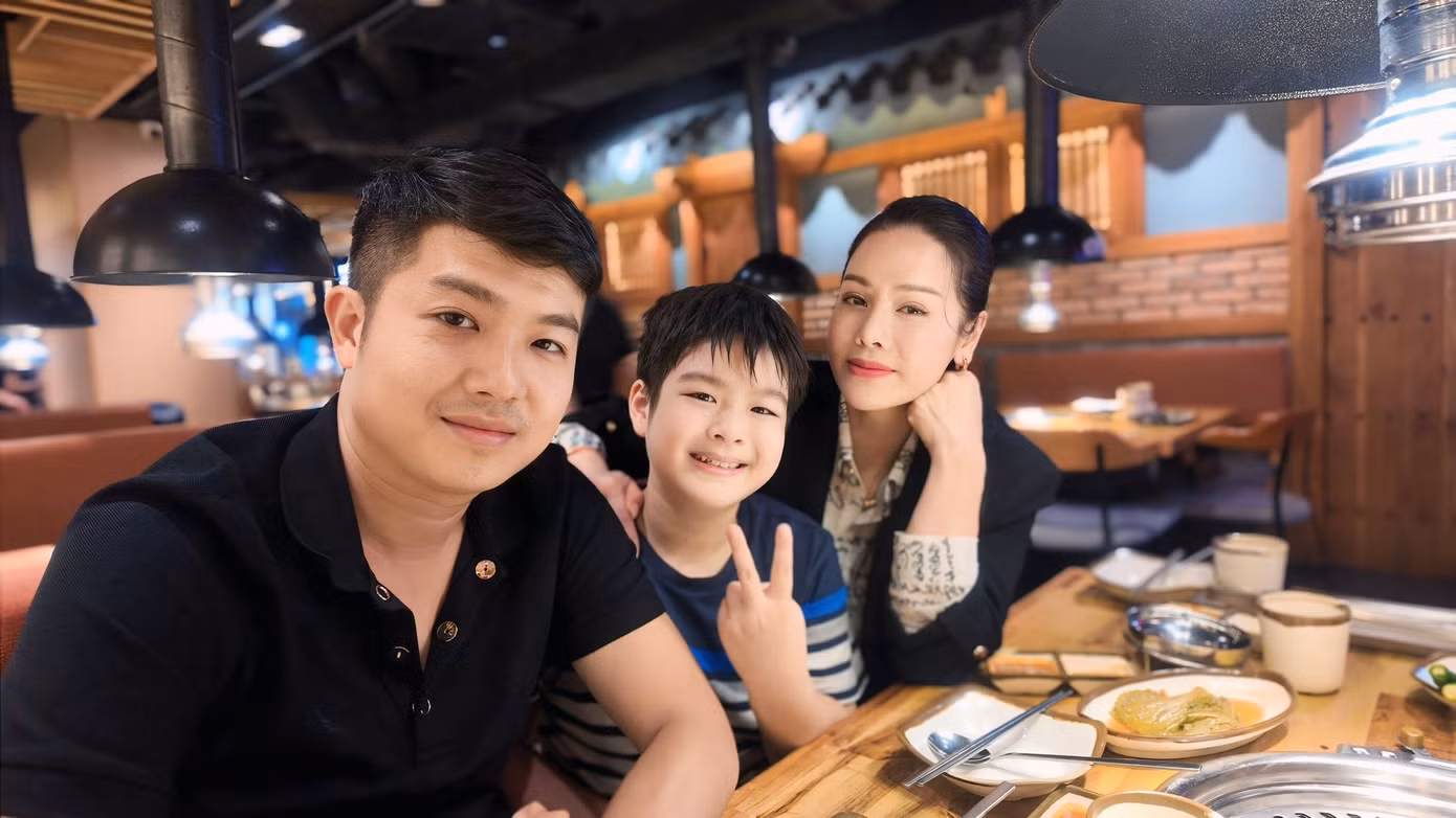Nhật Kim Anh cùng chồng cũ, doanh nhân Bửu Lộc, dẫn con đi chơi ngày Quốc tế Thiếu nhi. Trước đó, hai người xảy ra kiện tụng ồn ào vì tranh chấp quyền nuôi con sau ly hôn. Dù Nhật Kim Anh thắng kiện, bé Bửu Long vẫn sống với nhà nội. Nữ ca sĩ từng chia sẻ không muốn tranh chấp qua lại vì con là người tổn thương nhiều nhất.