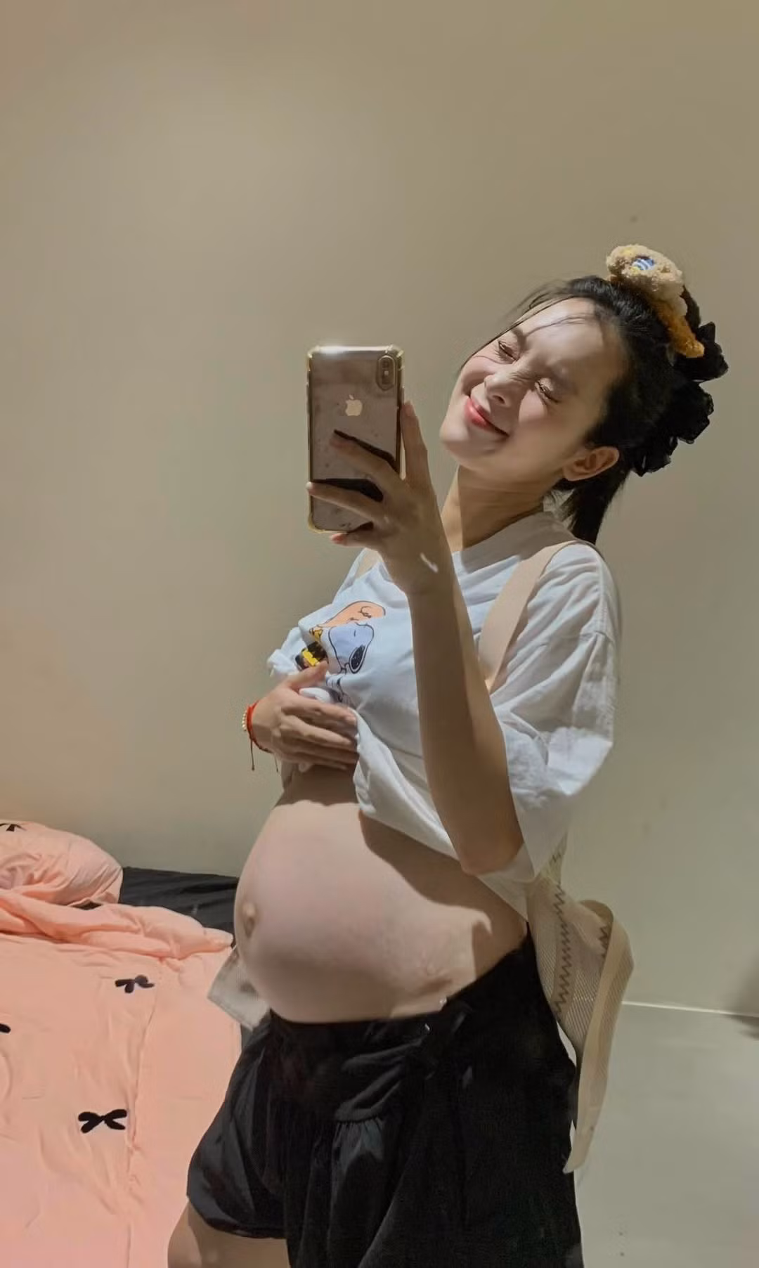 Quỳnh Lương khoe bụng bầu tháng thứ 7, còn đòi quà tết thiếu nhi từ chồng thiếu gia.