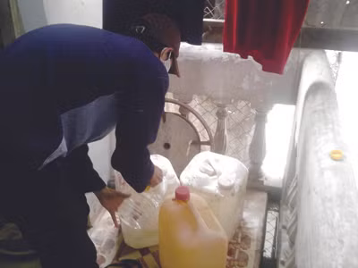 Đầu nậu đang pha methanol vào can xăng để đi giao cho các cửa hàng. Ảnh: Gia Huy