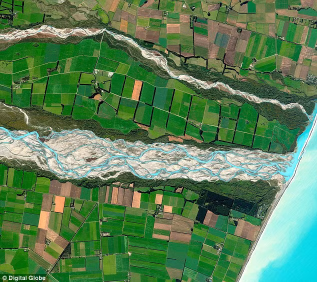 Ảnh 1: Sông Rakaia dài 150km thuộc đồng bằng Canterbury, là con sông lớn nhất ở New Zealand. Sông chảy theo hướng đông nam và đổ ra Thái Bình Dương. Ảnh: DigitalGlobe