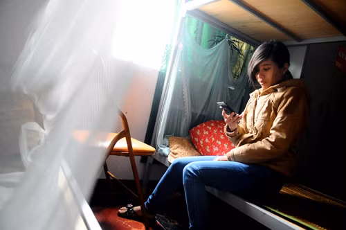 Tuy nhiên, quy định về muộn sau 22h không được vào phòng, bạn bè đến thăm cũng phải về trước 22h khiến nhiều công nhân cảm thấy cuộc sống khá buồn tẻ. Trần Thị Hồng Nhung (25 tuổi) mới đi làm được hai năm, không phải lo cho ai nên thu nhập tạm đủ ăn. Nhung chỉ lo lắng cứ sống thế này thì không biết bao giờ mới được lấy chồng 