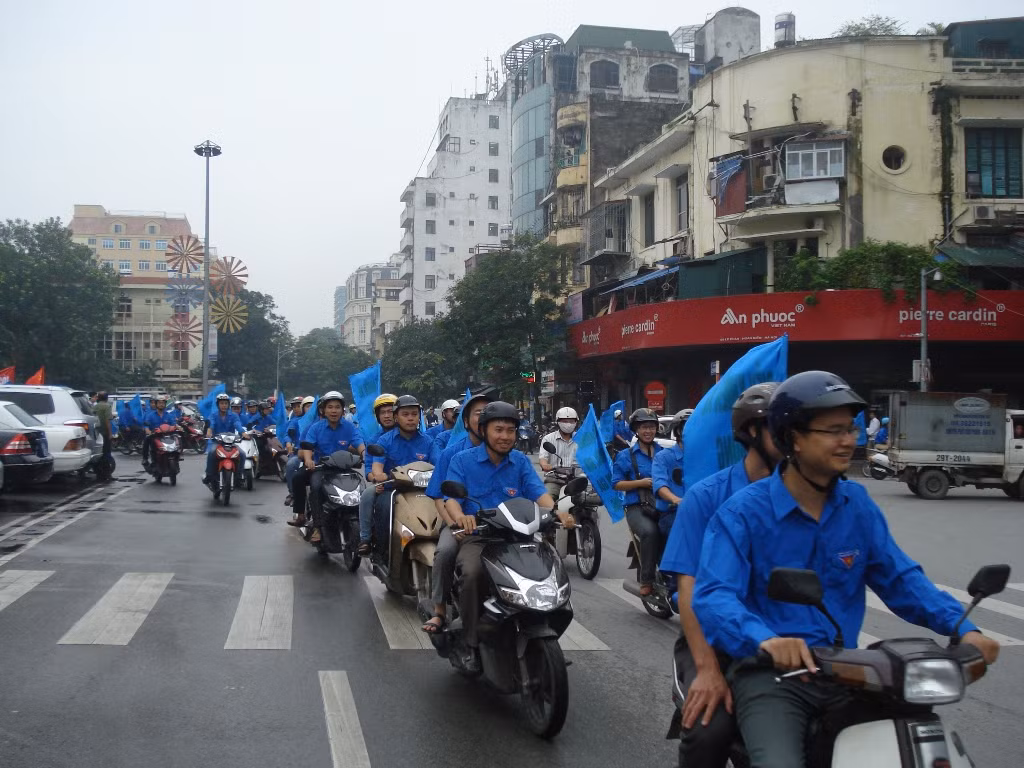 Tuổi trẻ Đoàn khối doanh nghiệp T.Ư diễu hành tuyên truyền an toàn giao thông