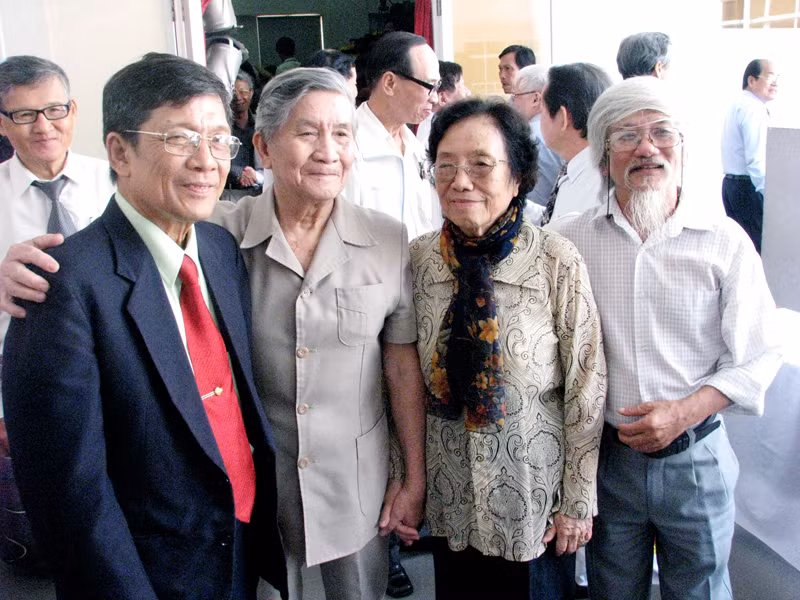 Nguyên Phó chủ tịch nước Nguyễn Thị Bình cùng ông Huỳnh Tấn Mẫm (ngoài cùng bên trái) và những thủ lĩnh phong trào tranh đấu HSSV một thời. Nguyên Phó chủ tịch nước Nguyễn Thị Bình cùng ông Huỳnh Tấn Mẫm (ngoài cùng bên trái) và những thủ lĩnh phong trào tranh đấu HSSV một thời