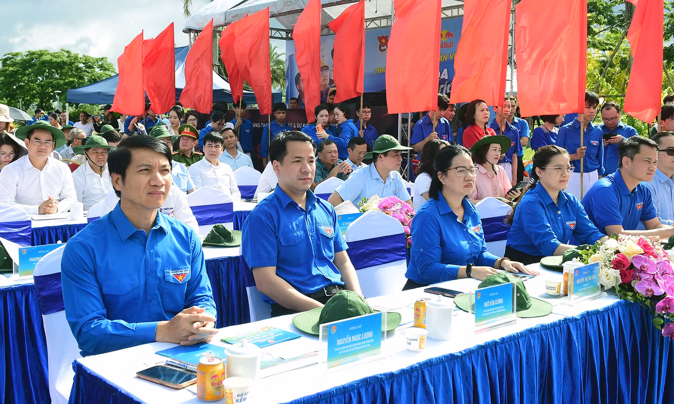 Cùng dự, có anh Ngô Văn Cương - Bí thư T.Ư Đoàn, Chủ nhiệm Ủy kiểm tra T.Ư Đoàn; anh Nguyễn Tường Lâm - Phó Chủ nhiệm thường trực UBQG về Thanh niên Việt Nam; chị Nguyễn Phạm Duy Trang - Bí thư T.Ư Đoàn, Chủ tịch Hội đồng Đội T.Ư; anh Nguyễn Minh Triết - Bí thư T.Ư Đoàn, Chủ tịch T.Ư Hội Sinh viên Việt Nam; lãnh đạo các bộ, ban, ngành T.Ư và lãnh đạo TP. Hải Phòng. Cùng dự, có anh Ngô Văn Cương - Bí thư T.Ư Đoàn, Chủ nhiệm Ủy kiểm tra T.Ư Đoàn; anh Nguyễn Tường Lâm - Phó Chủ nhiệm thường trực UBQG về Thanh niên Việt Nam; chị Nguyễn Phạm Duy Trang - Bí thư T.Ư Đoàn, Chủ tịch Hội đồng Đội T.Ư; anh Nguyễn Minh Triết - Bí thư T.Ư Đoàn, Chủ tịch T.Ư Hội Sinh viên Việt Nam; lãnh đạo các bộ, ban, ngành T.Ư và lãnh đạo TP. Hải Phòng.