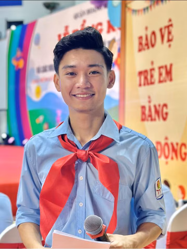 Nguyễn Mậu Thành trong chương trình thiếu nhi. Ảnh: FBNV